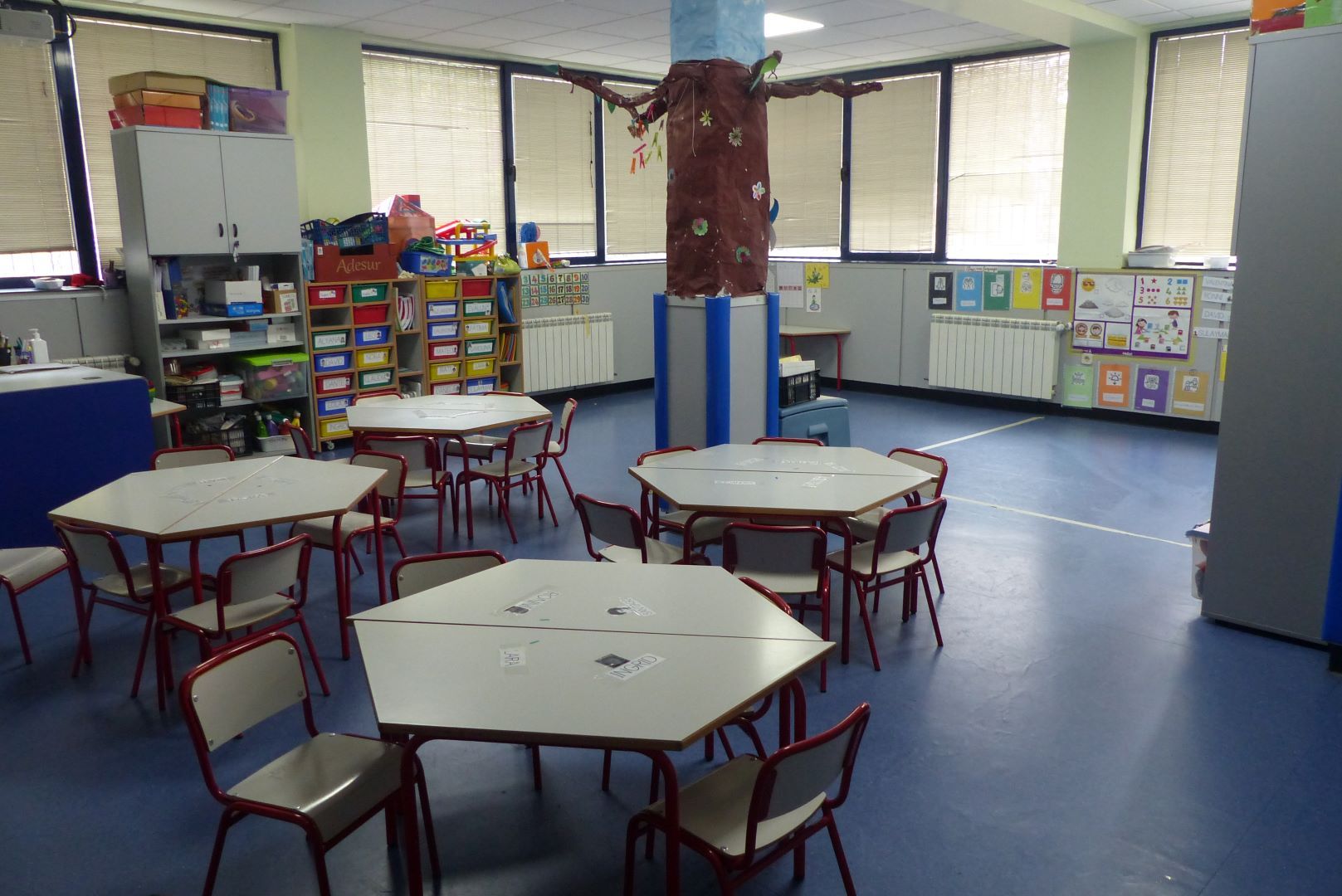 Mesas hexagonales en un aula